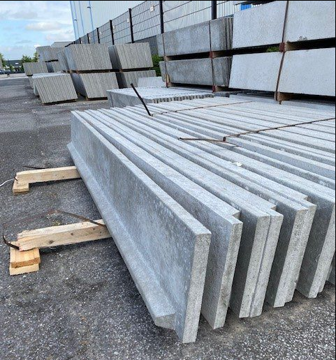 Betonplaat met boord L 2500 x H250 